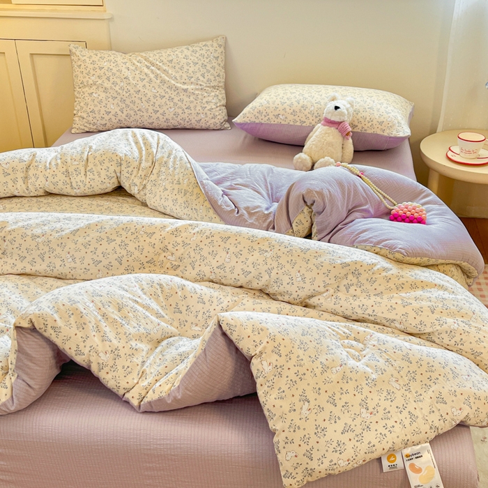 91家纺网 家纺一手货源 找家纺 大彩家居 2025新款水洗皱皱纱大豆被春秋被冬被 花丛小兔