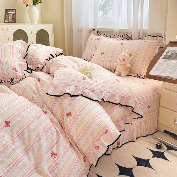 91家纺网 家纺一手货源 找家纺 梦可莱家居 2025秋冬新款法式小黑边木棉云感皱皱纱四件套床盖款 小黑边-粉蝴蝶结