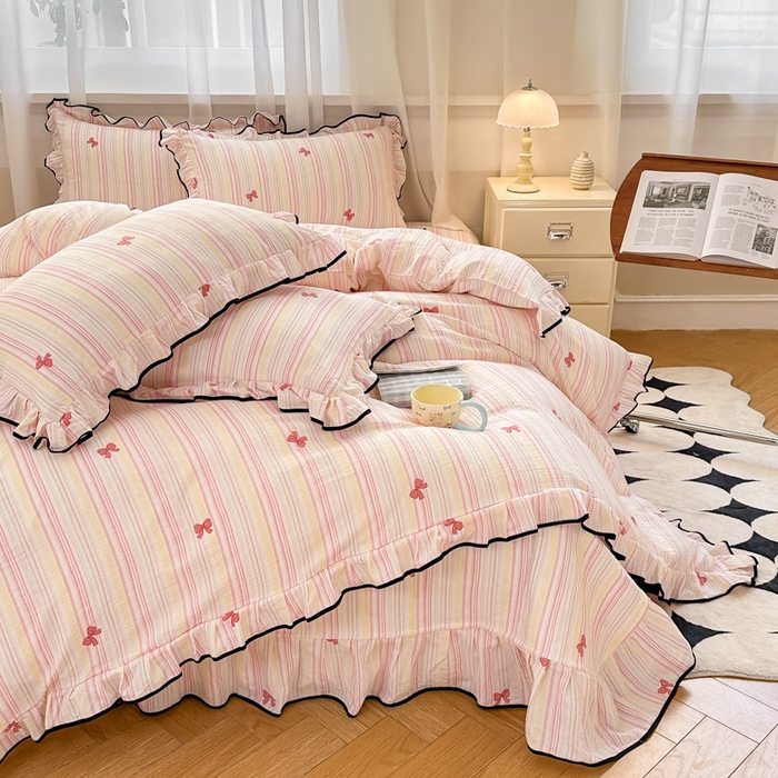 91家纺网 家纺一手货源 找家纺 梦可莱家居 2025秋冬新款法式小黑边木棉云感皱皱纱四件套床盖款 小黑边-粉蝴蝶结