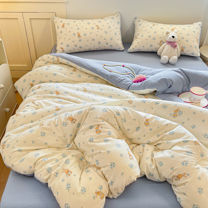 91家纺网 家纺一手货源 找家纺 大彩家居 2025新款水洗皱皱纱大豆被春秋被冬被 蓝小兔