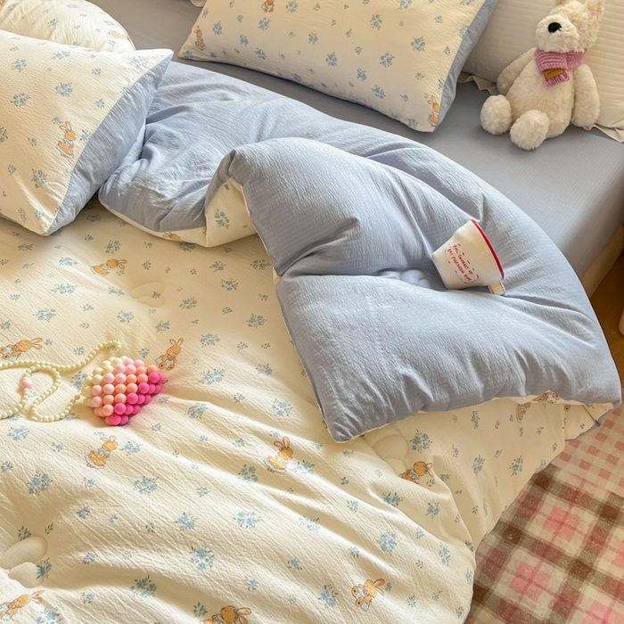 91家纺网 家纺一手货源 找家纺 大彩家居 2025新款水洗皱皱纱大豆被春秋被冬被 蓝小兔