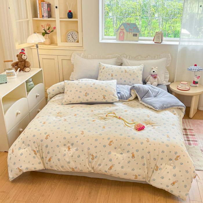 91家纺网 家纺一手货源 找家纺 大彩家居 2025新款水洗皱皱纱大豆被春秋被冬被 蓝小兔