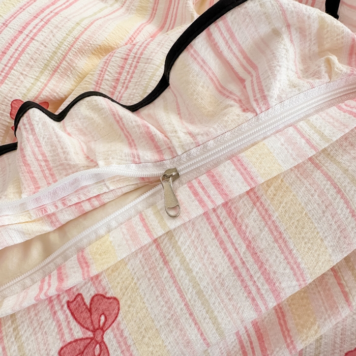 91家纺网 家纺一手货源 找家纺 梦可莱家居 2025秋冬新款法式小黑边木棉云感皱皱纱四件套床盖款 小黑边-粉蝴蝶结