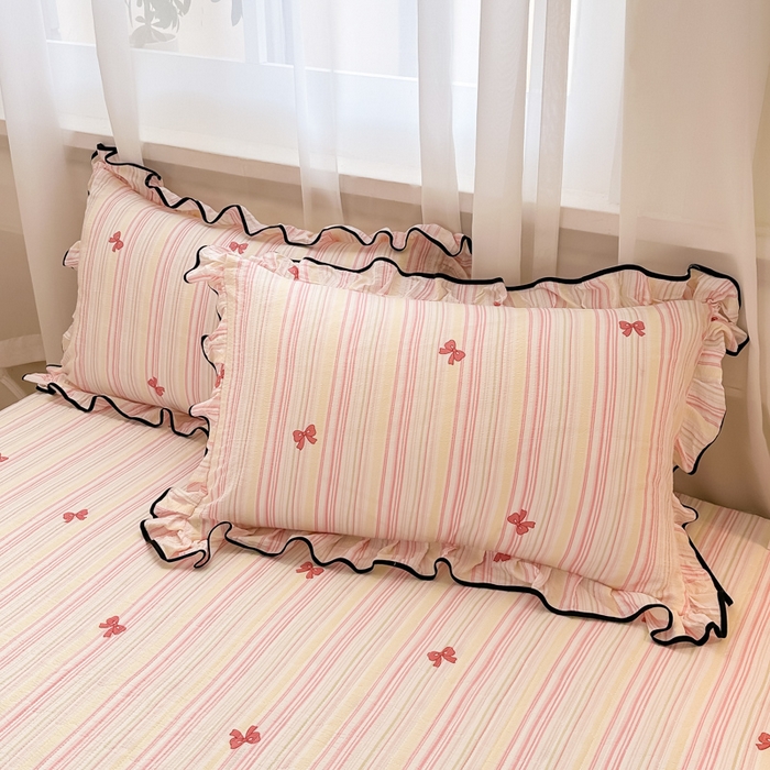 91家纺网 家纺一手货源 找家纺 梦可莱家居 2025秋冬新款法式小黑边木棉云感皱皱纱四件套床盖款 小黑边-粉蝴蝶结