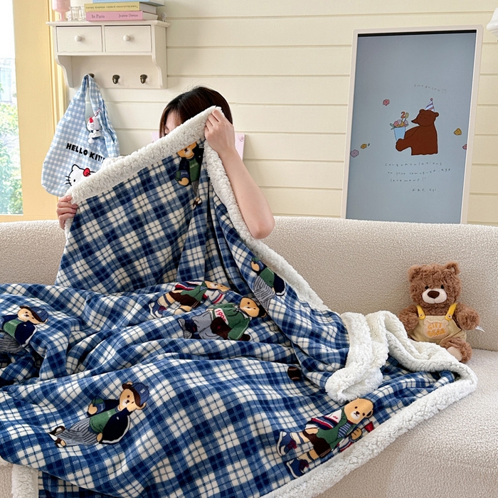 91家纺网 家纺一手货源 找家纺 贝扬思家纺 2025新款秋冬可爱系牛奶绒羊羔绒多功能毛毯奶盖系列 奶盖-穿鞋的熊