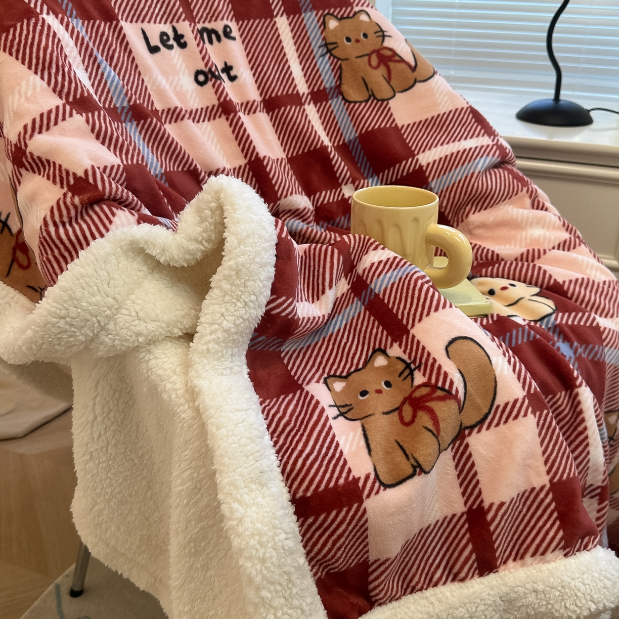 91家纺网 家纺一手货源 找家纺 盼季家纺 2025新款日韩奶油风羊羔绒+牛奶绒可爱卡通毛毯沙发毯盖毯 羊羔绒毛毯-复古丝带瞄瞄