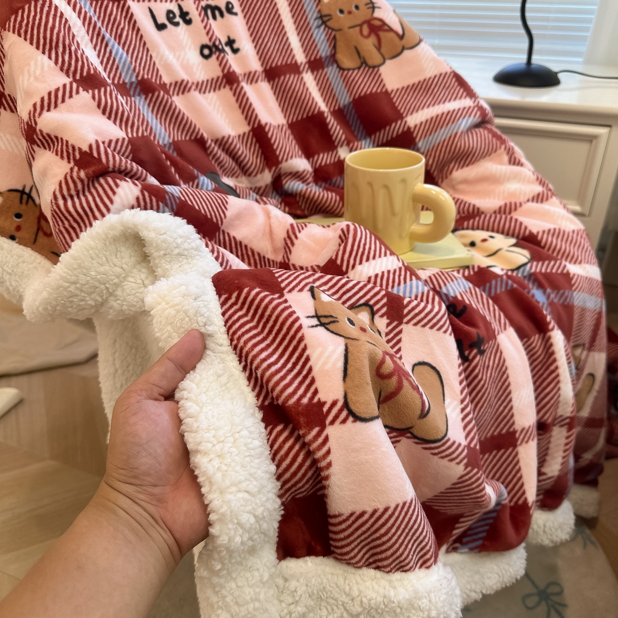 91家纺网 家纺一手货源 找家纺 盼季家纺 2025新款日韩奶油风羊羔绒+牛奶绒可爱卡通毛毯沙发毯盖毯 羊羔绒毛毯-复古丝带瞄瞄