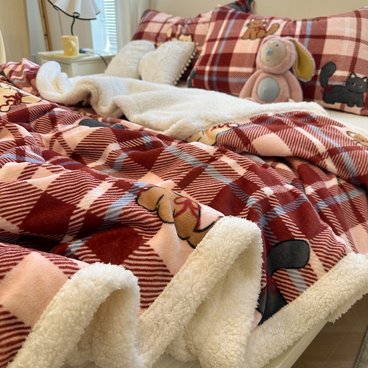 91家纺网 家纺一手货源 找家纺 盼季家纺 2025新款日韩奶油风羊羔绒+牛奶绒可爱卡通毛毯沙发毯盖毯 羊羔绒毛毯-复古丝带瞄瞄