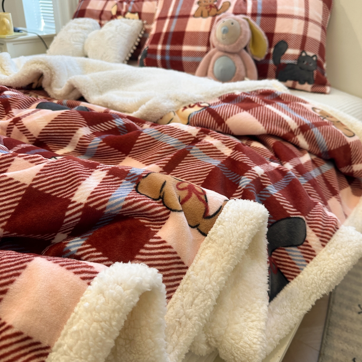 91家纺网 家纺一手货源 找家纺 盼季家纺 2025新款日韩奶油风羊羔绒+牛奶绒可爱卡通毛毯沙发毯盖毯 羊羔绒毛毯-复古丝带瞄瞄