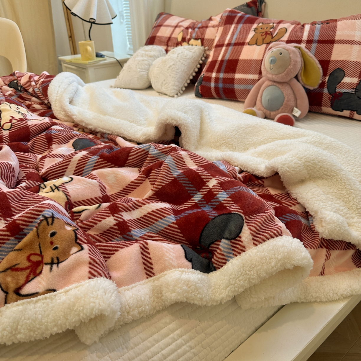 91家纺网 家纺一手货源 找家纺 盼季家纺 2025新款日韩奶油风羊羔绒+牛奶绒可爱卡通毛毯沙发毯盖毯 羊羔绒毛毯-复古丝带瞄瞄