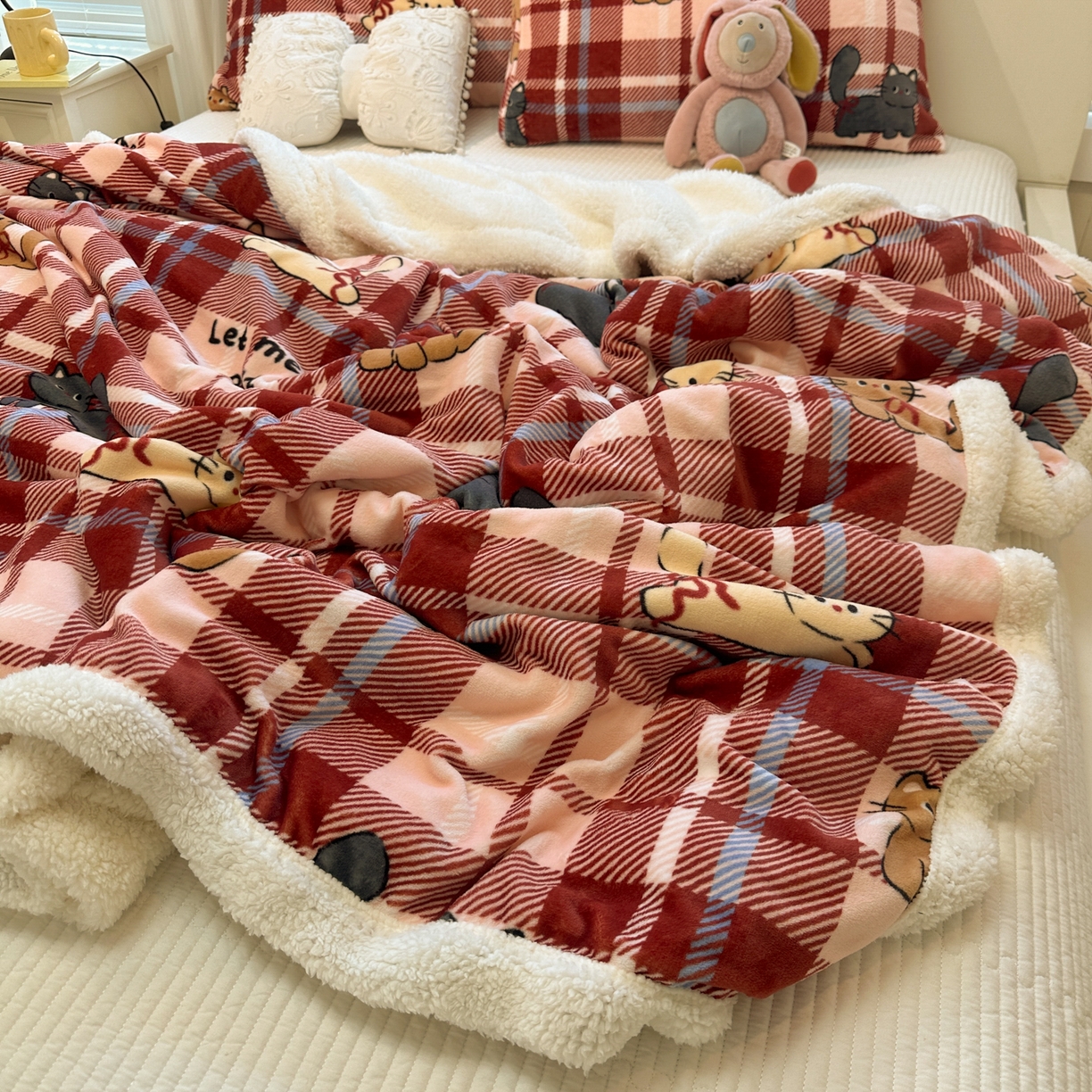 91家纺网 家纺一手货源 找家纺 盼季家纺 2025新款日韩奶油风羊羔绒+牛奶绒可爱卡通毛毯沙发毯盖毯 羊羔绒毛毯-复古丝带瞄瞄