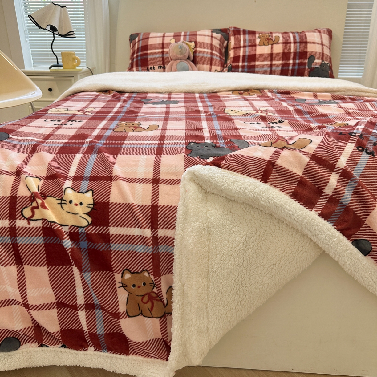 91家纺网 家纺一手货源 找家纺 盼季家纺 2025新款日韩奶油风羊羔绒+牛奶绒可爱卡通毛毯沙发毯盖毯 羊羔绒毛毯-复古丝带瞄瞄