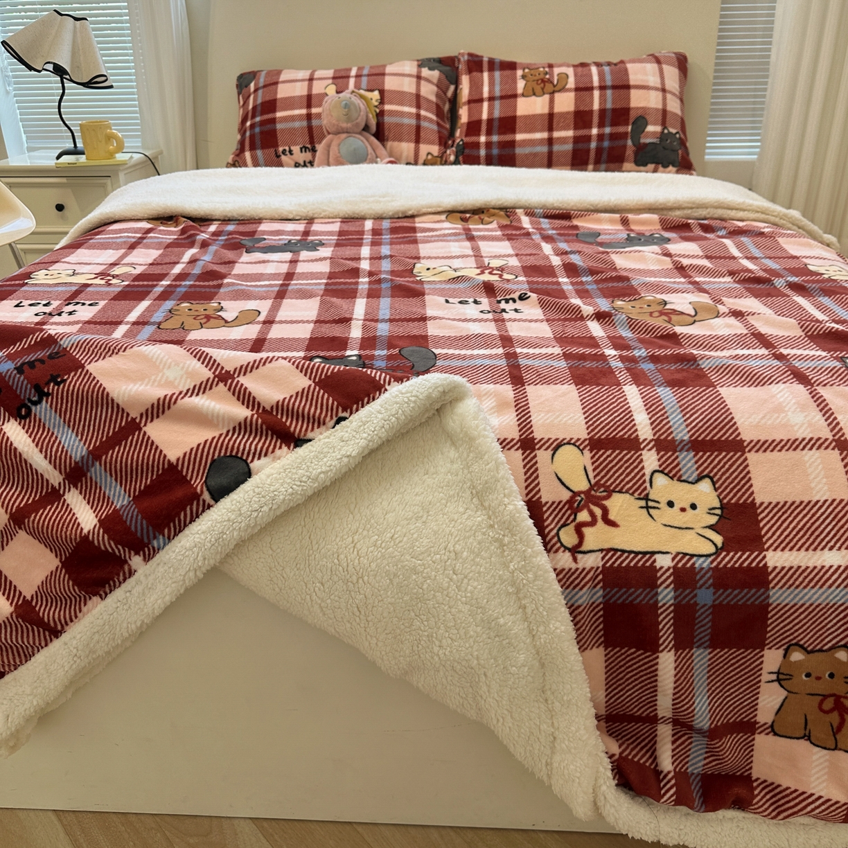 91家纺网 家纺一手货源 找家纺 盼季家纺 2025新款日韩奶油风羊羔绒+牛奶绒可爱卡通毛毯沙发毯盖毯 羊羔绒毛毯-复古丝带瞄瞄