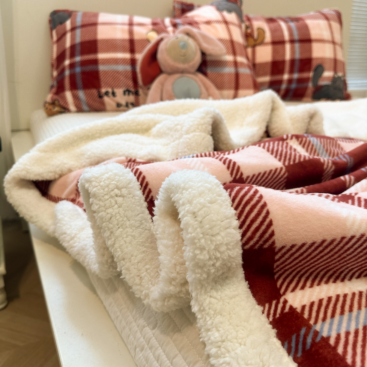 91家纺网 家纺一手货源 找家纺 盼季家纺 2025新款日韩奶油风羊羔绒+牛奶绒可爱卡通毛毯沙发毯盖毯 羊羔绒毛毯-复古丝带瞄瞄