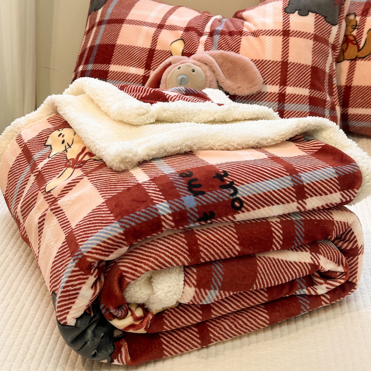 91家纺网 家纺一手货源 找家纺 盼季家纺 2025新款日韩奶油风羊羔绒+牛奶绒可爱卡通毛毯沙发毯盖毯 羊羔绒毛毯-复古丝带瞄瞄