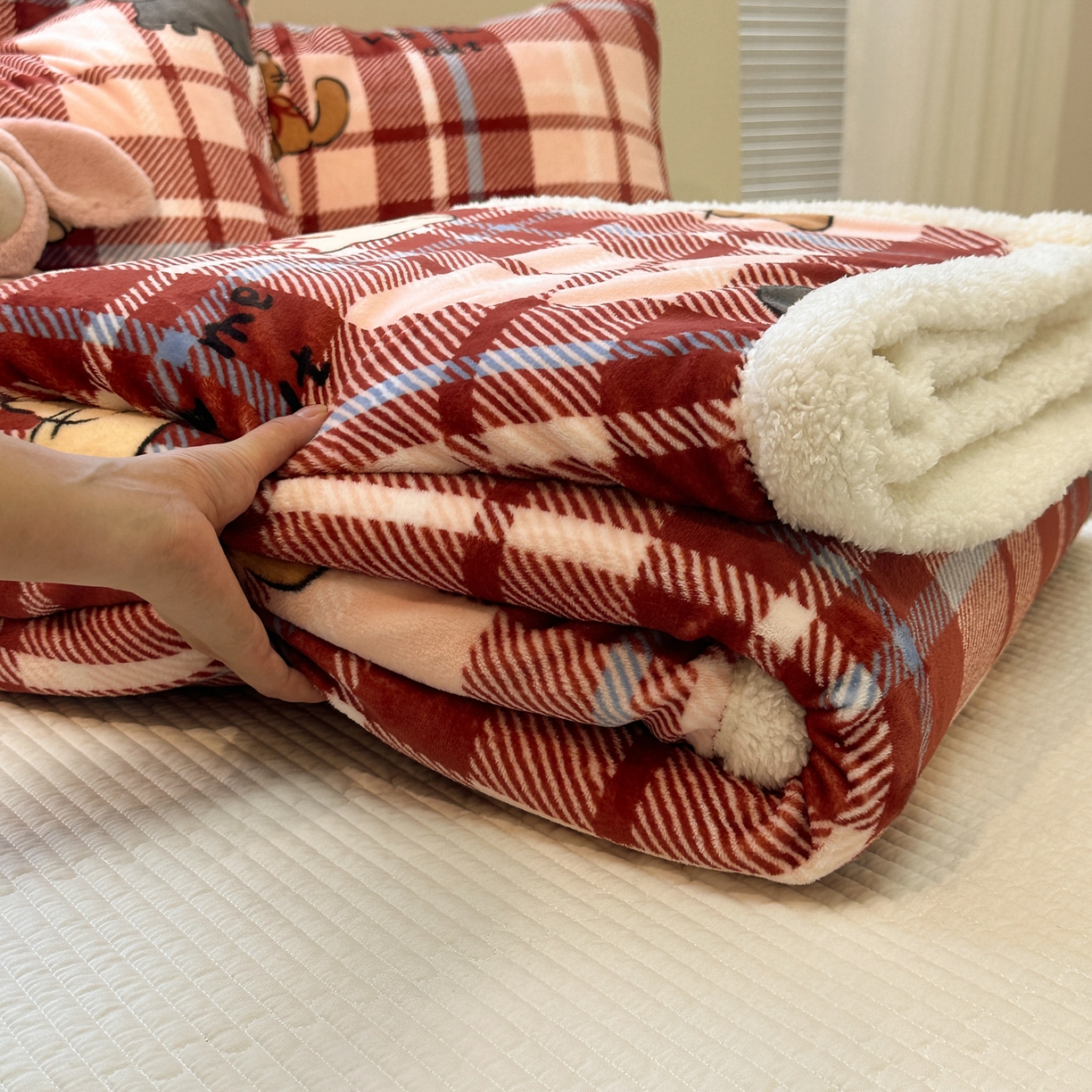 91家纺网 家纺一手货源 找家纺 盼季家纺 2025新款日韩奶油风羊羔绒+牛奶绒可爱卡通毛毯沙发毯盖毯 羊羔绒毛毯-复古丝带瞄瞄