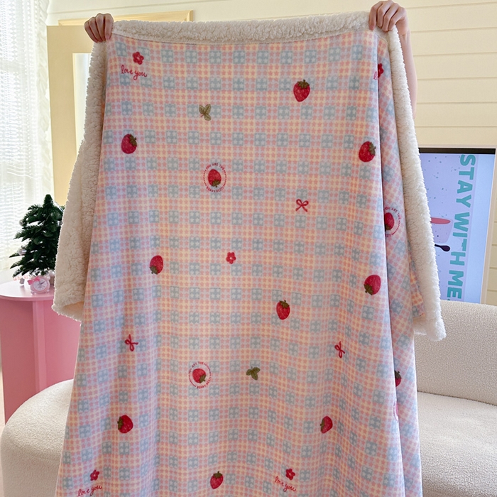 91家纺网 家纺一手货源 找家纺 贝扬思家纺 2025新款秋冬可爱系牛奶绒羊羔绒多功能毛毯奶盖系列 奶盖-草莓奶茶