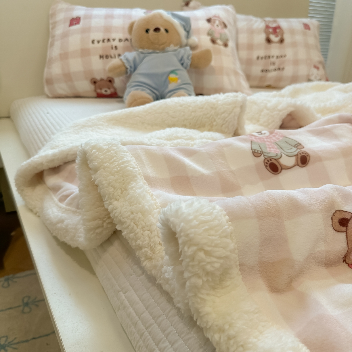 91家纺网 家纺一手货源 找家纺 盼季家纺 2025新款日韩奶油风羊羔绒+牛奶绒可爱卡通毛毯沙发毯盖毯 羊羔绒毛毯-格格动物会