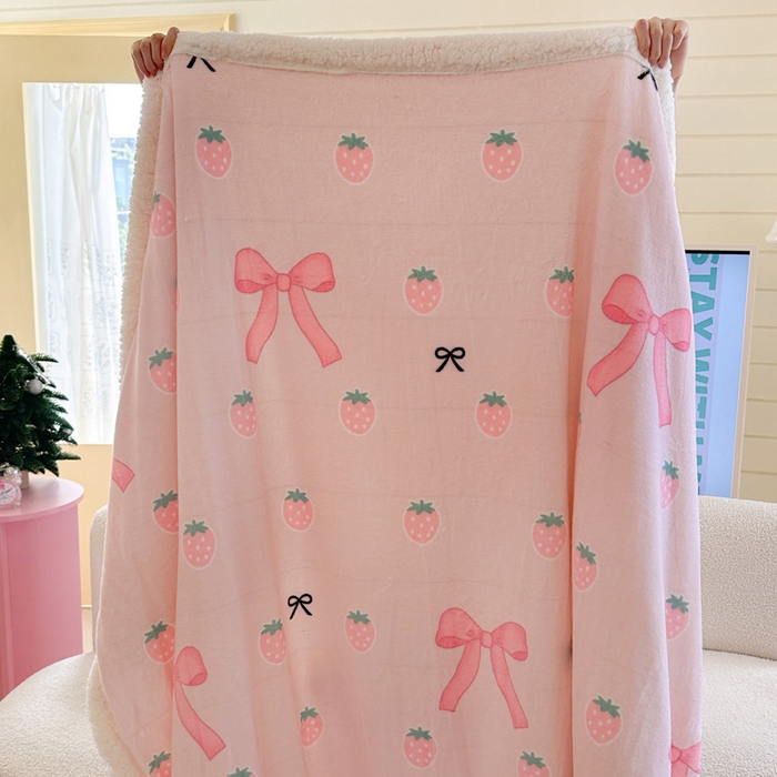 91家纺网 家纺一手货源 找家纺 贝扬思家纺 2025新款秋冬可爱系牛奶绒羊羔绒多功能毛毯奶盖系列 奶盖-草莓园