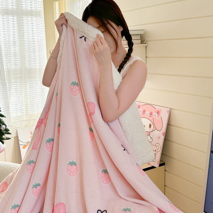 91家纺网 家纺一手货源 找家纺 贝扬思家纺 2025新款秋冬可爱系牛奶绒羊羔绒多功能毛毯奶盖系列 奶盖-草莓园