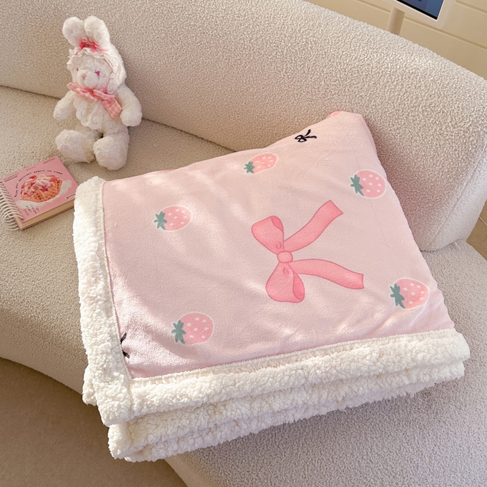 91家纺网 家纺一手货源 找家纺 贝扬思家纺 2025新款秋冬可爱系牛奶绒羊羔绒多功能毛毯奶盖系列 奶盖-草莓园