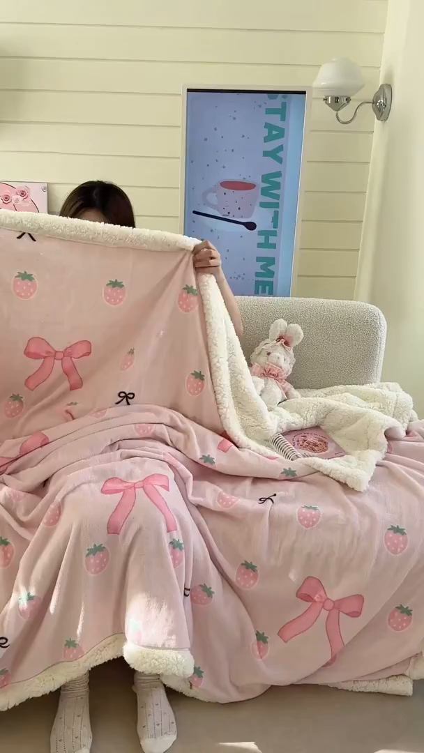 91家纺网 家纺一手货源 找家纺 贝扬思家纺 2025新款秋冬可爱系牛奶绒羊羔绒多功能毛毯奶盖系列 奶盖-草莓园