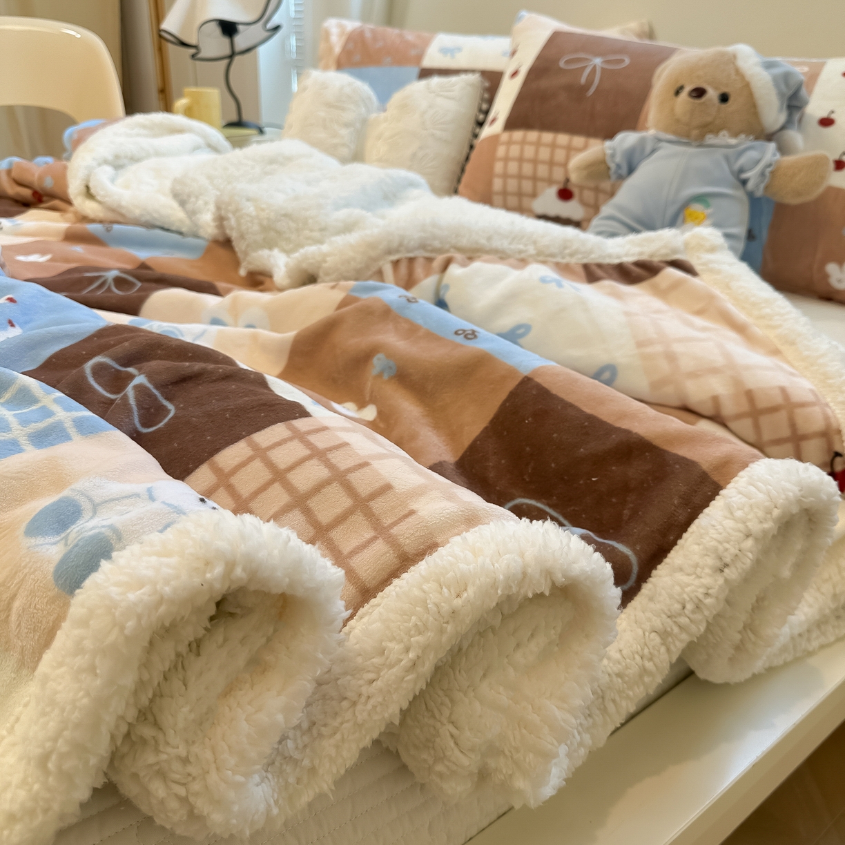 91家纺网 家纺一手货源 找家纺 盼季家纺 2025新款日韩奶油风羊羔绒+牛奶绒可爱卡通毛毯沙发毯盖毯 羊羔绒毛毯-咖百福