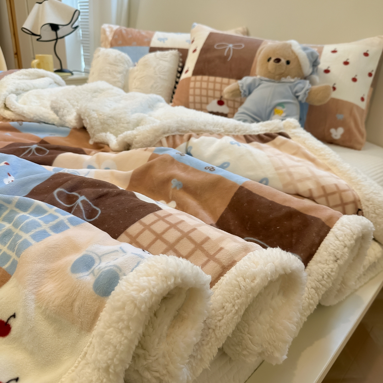 91家纺网 家纺一手货源 找家纺 盼季家纺 2025新款日韩奶油风羊羔绒+牛奶绒可爱卡通毛毯沙发毯盖毯 羊羔绒毛毯-咖百福