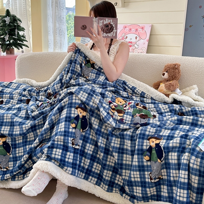 91家纺网 家纺一手货源 找家纺 贝扬思家纺 2025新款秋冬可爱系牛奶绒羊羔绒多功能毛毯奶盖系列 奶盖-穿鞋的熊