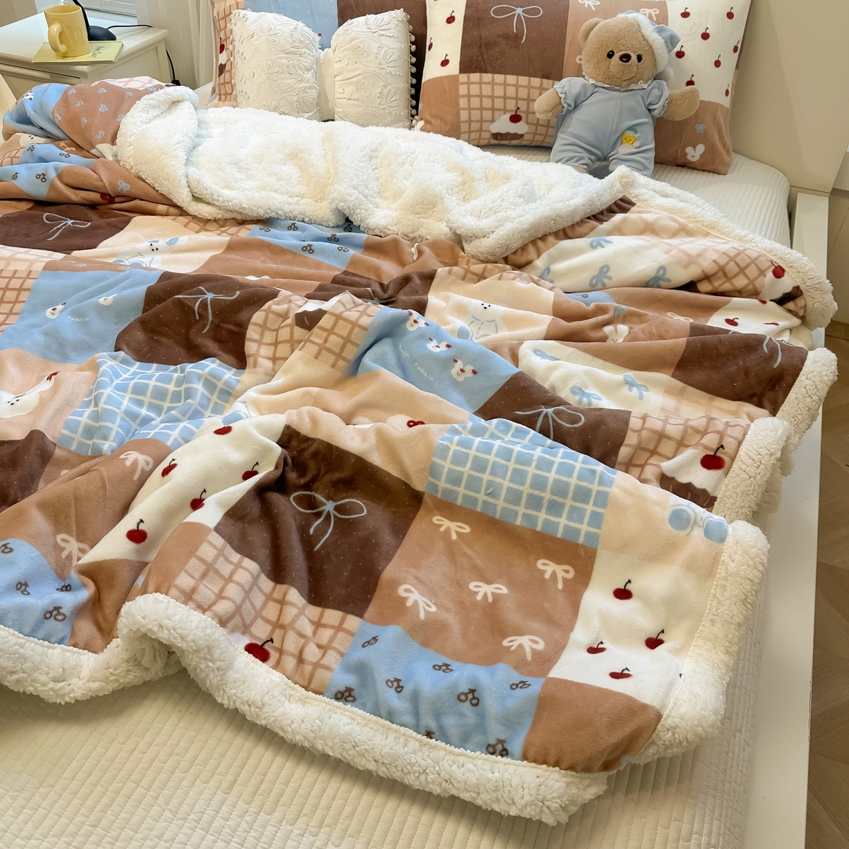 91家纺网 家纺一手货源 找家纺 盼季家纺 2025新款日韩奶油风羊羔绒+牛奶绒可爱卡通毛毯沙发毯盖毯 羊羔绒毛毯-咖百福