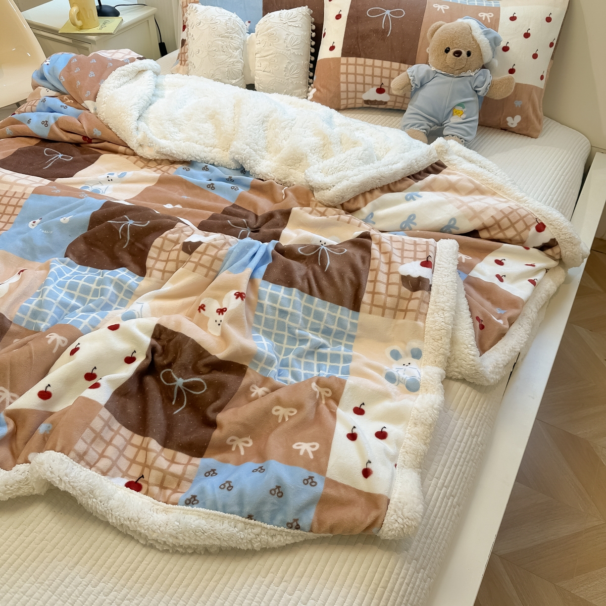 91家纺网 家纺一手货源 找家纺 盼季家纺 2025新款日韩奶油风羊羔绒+牛奶绒可爱卡通毛毯沙发毯盖毯 羊羔绒毛毯-咖百福