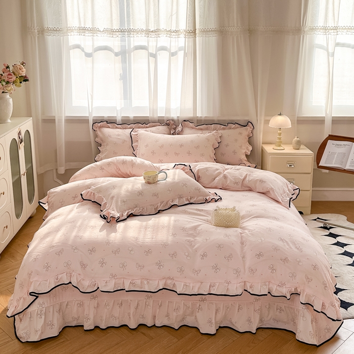 91家纺网 家纺一手货源 找家纺 梦可莱家居 2025秋冬新款法式小黑边木棉云感皱皱纱四件套床盖款 小黑边-蝴蝶结