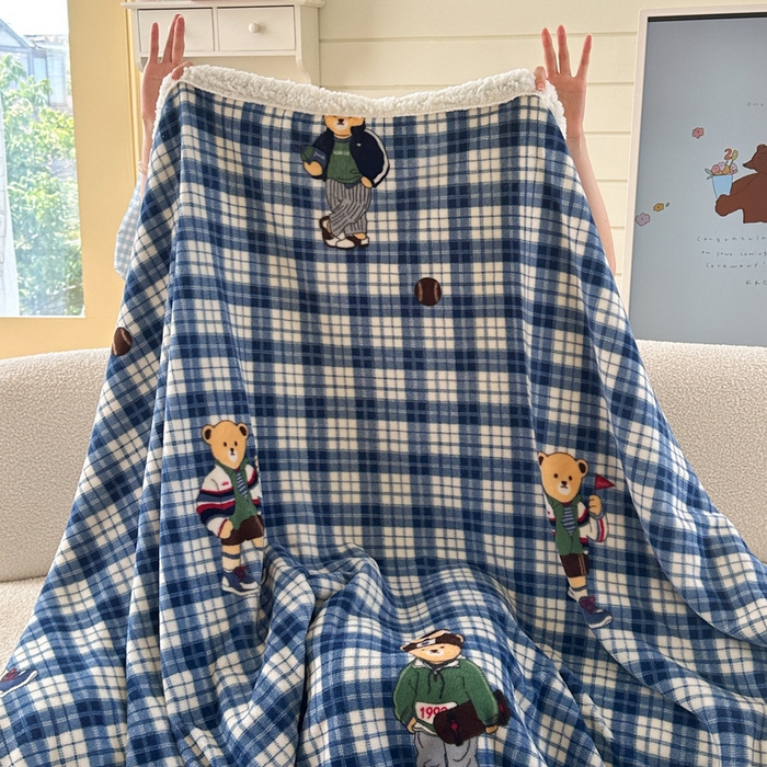 91家纺网 家纺一手货源 找家纺 贝扬思家纺 2025新款秋冬可爱系牛奶绒羊羔绒多功能毛毯奶盖系列 奶盖-穿鞋的熊