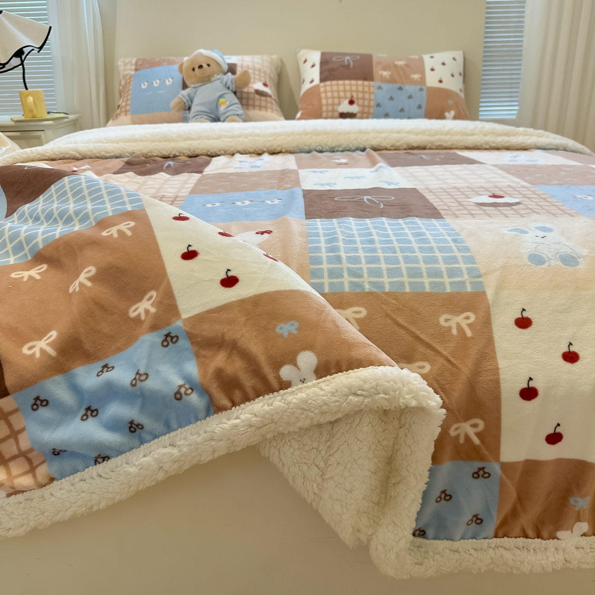 91家纺网 家纺一手货源 找家纺 盼季家纺 2025新款日韩奶油风羊羔绒+牛奶绒可爱卡通毛毯沙发毯盖毯 羊羔绒毛毯-咖百福