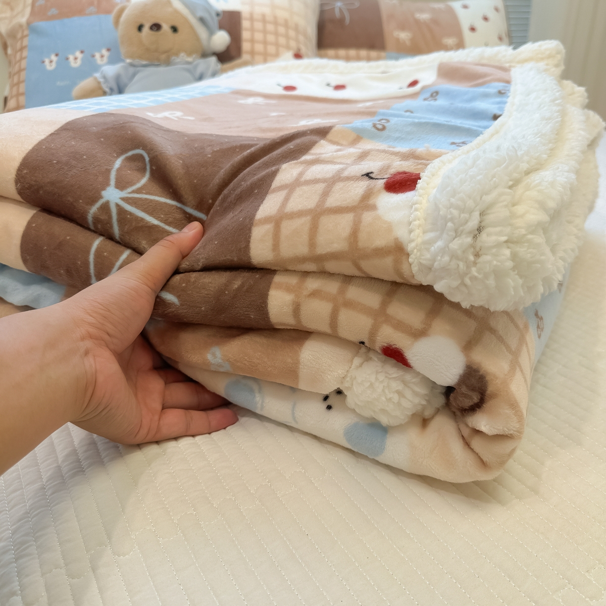 91家纺网 家纺一手货源 找家纺 盼季家纺 2025新款日韩奶油风羊羔绒+牛奶绒可爱卡通毛毯沙发毯盖毯 羊羔绒毛毯-咖百福