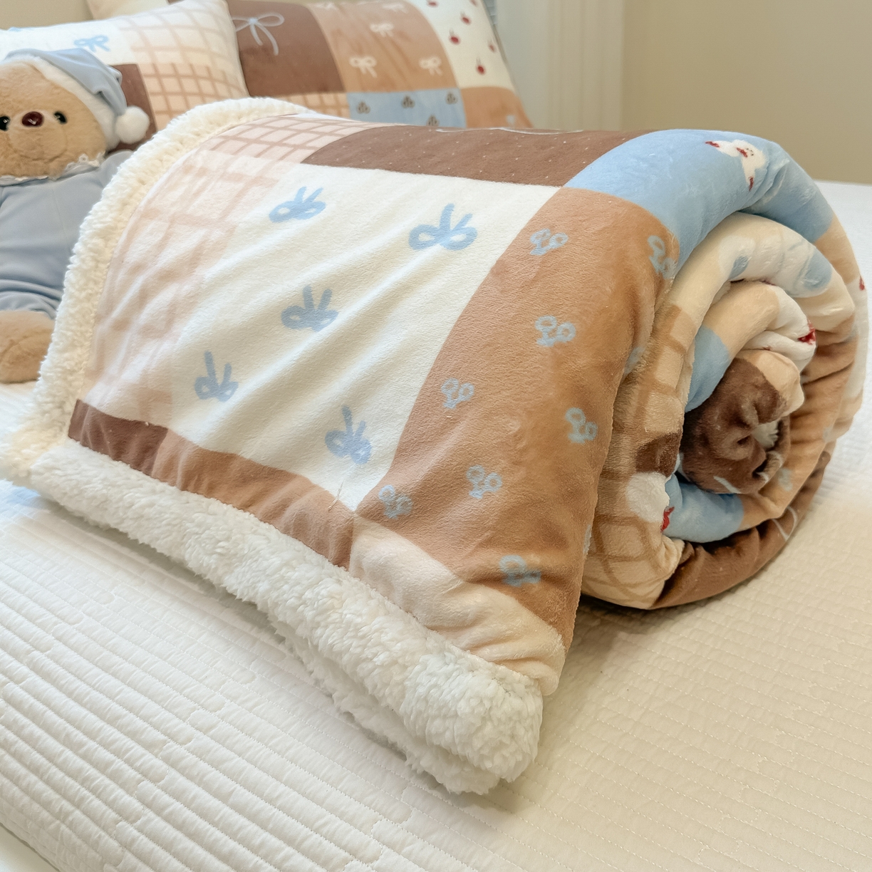 91家纺网 家纺一手货源 找家纺 盼季家纺 2025新款日韩奶油风羊羔绒+牛奶绒可爱卡通毛毯沙发毯盖毯 羊羔绒毛毯-咖百福