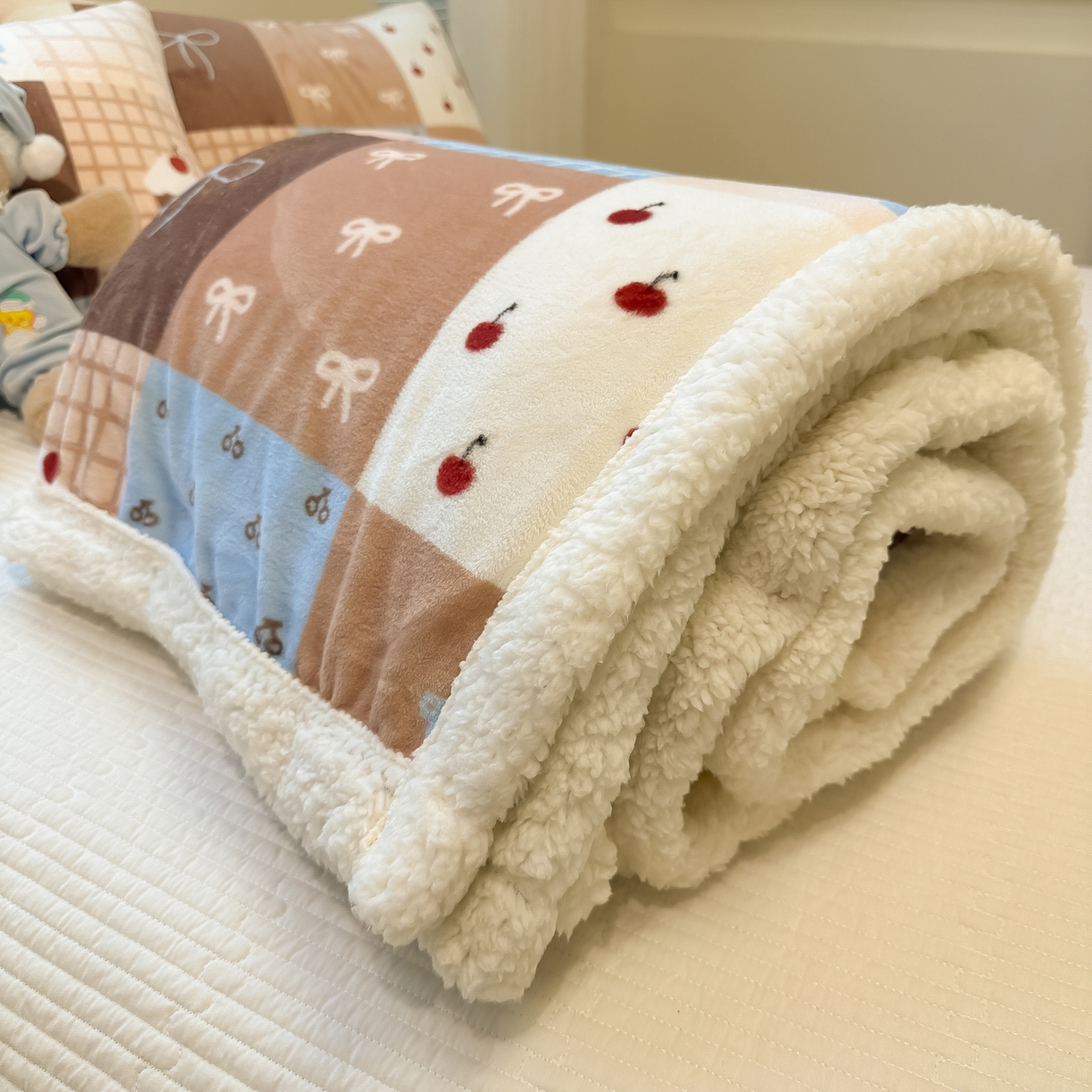 91家纺网 家纺一手货源 找家纺 盼季家纺 2025新款日韩奶油风羊羔绒+牛奶绒可爱卡通毛毯沙发毯盖毯 羊羔绒毛毯-咖百福