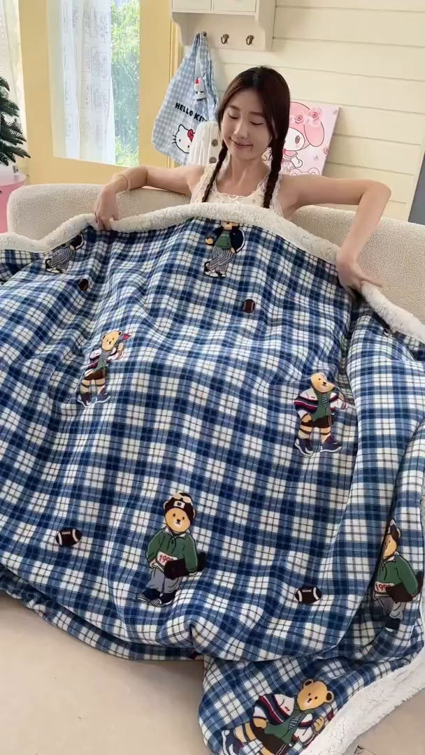 91家纺网 家纺一手货源 找家纺 贝扬思家纺 2025新款秋冬可爱系牛奶绒羊羔绒多功能毛毯奶盖系列 奶盖-穿鞋的熊