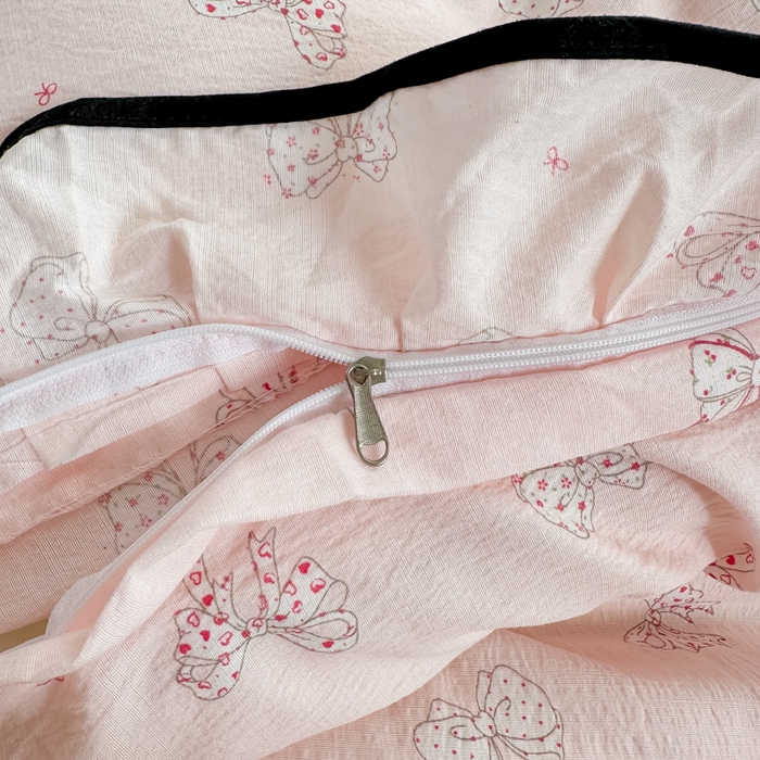 91家纺网 家纺一手货源 找家纺 梦可莱家居 2025秋冬新款法式小黑边木棉云感皱皱纱四件套床盖款 小黑边-蝴蝶结