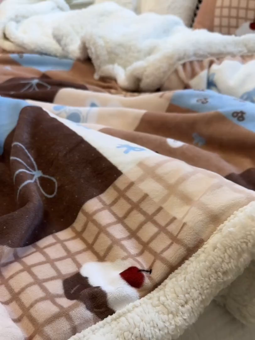 91家纺网 家纺一手货源 找家纺 盼季家纺 2025新款日韩奶油风羊羔绒+牛奶绒可爱卡通毛毯沙发毯盖毯 羊羔绒毛毯-咖百福