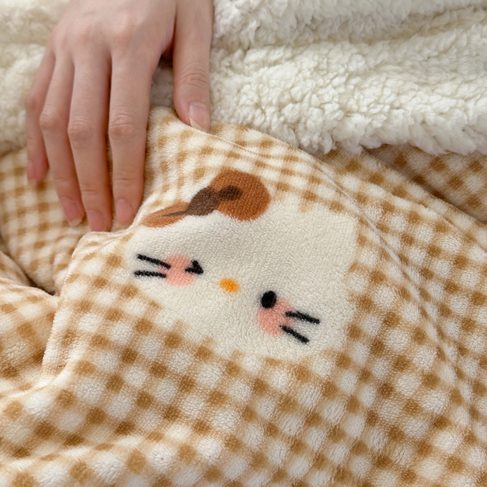 91家纺网 家纺一手货源 找家纺 贝扬思家纺 2025新款秋冬可爱系牛奶绒羊羔绒多功能毛毯奶盖系列 奶盖-咖星小猫