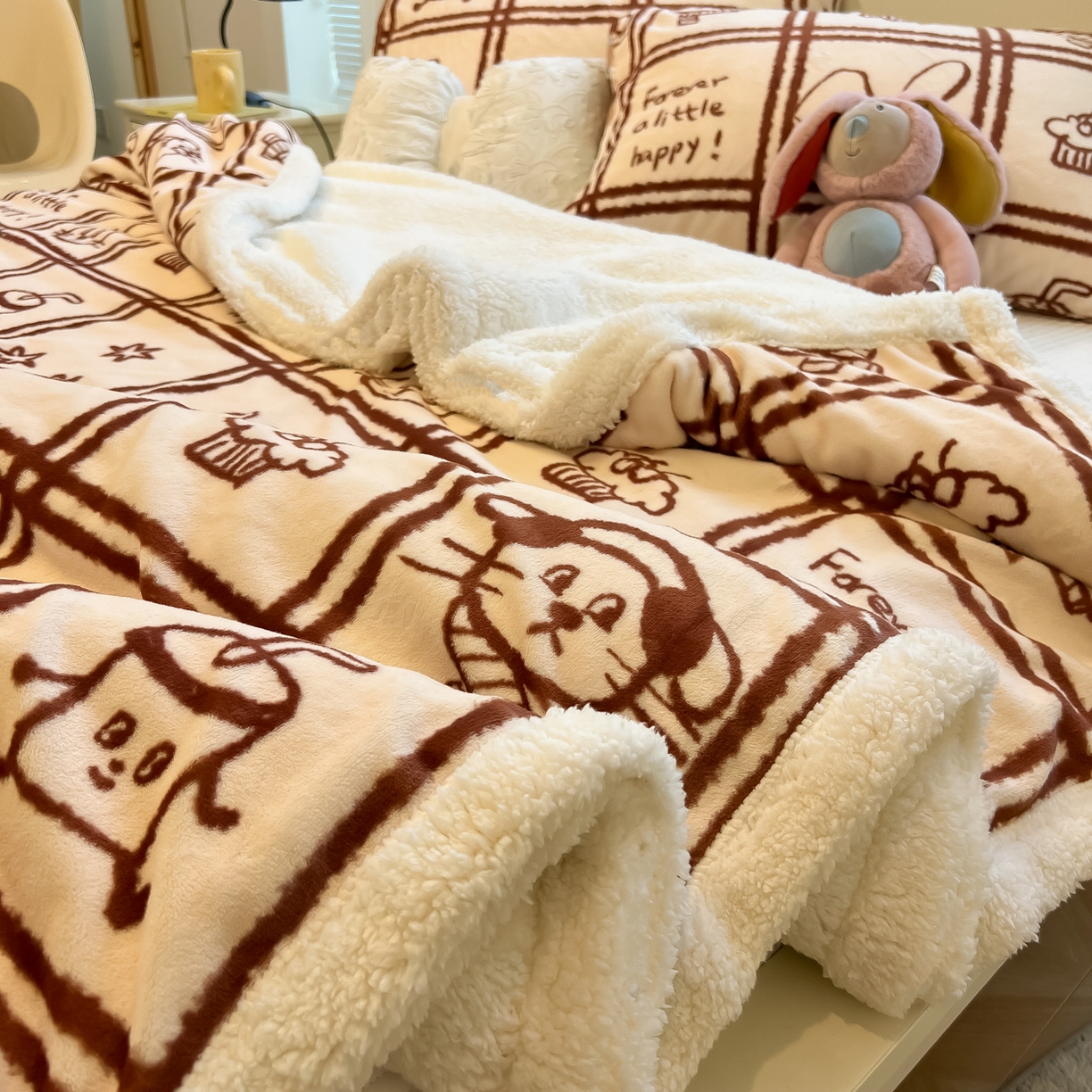 91家纺网 家纺一手货源 找家纺 盼季家纺 2025新款日韩奶油风羊羔绒+牛奶绒可爱卡通毛毯沙发毯盖毯 羊羔绒毛毯-咖咖乐园