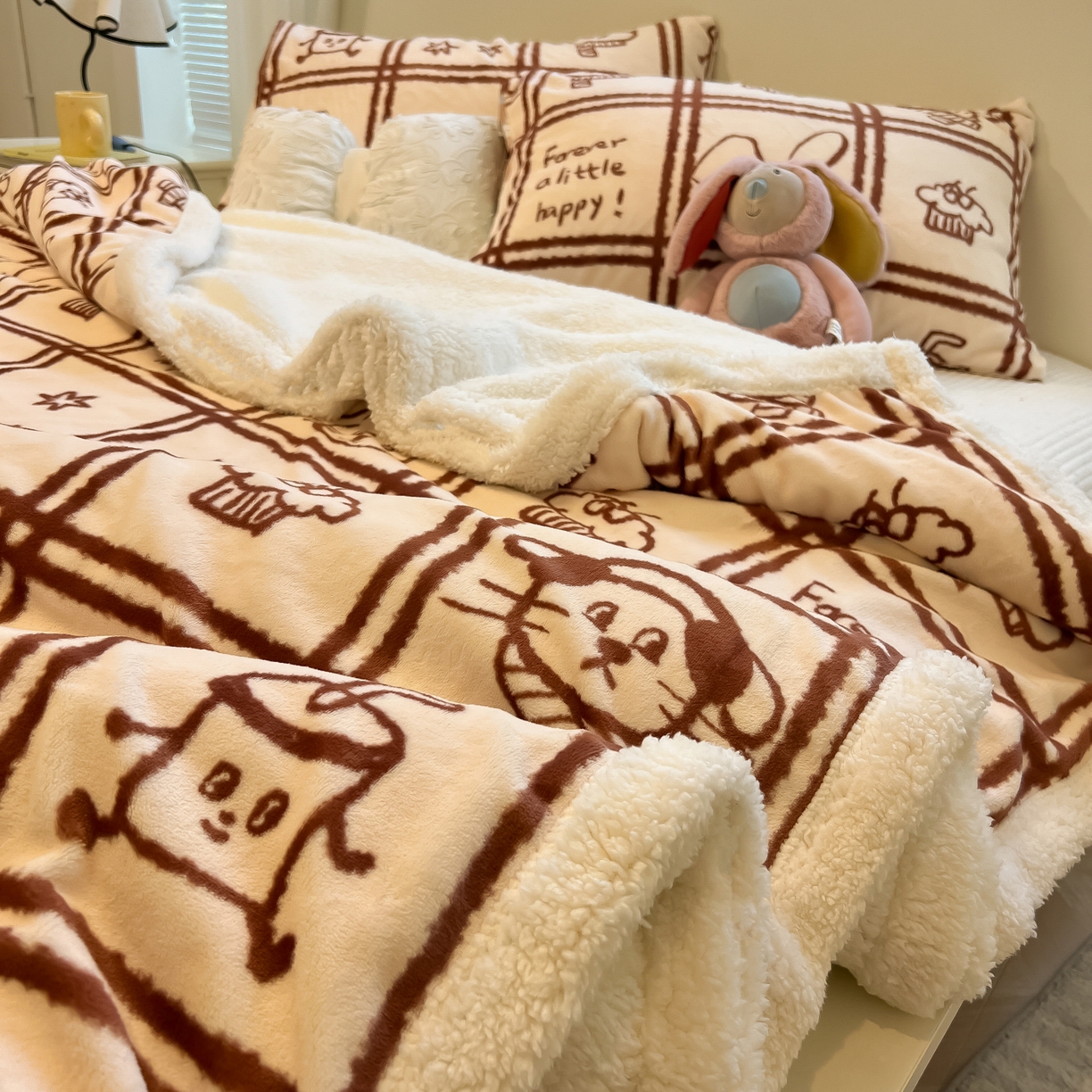 91家纺网 家纺一手货源 找家纺 盼季家纺 2025新款日韩奶油风羊羔绒+牛奶绒可爱卡通毛毯沙发毯盖毯 羊羔绒毛毯-咖咖乐园