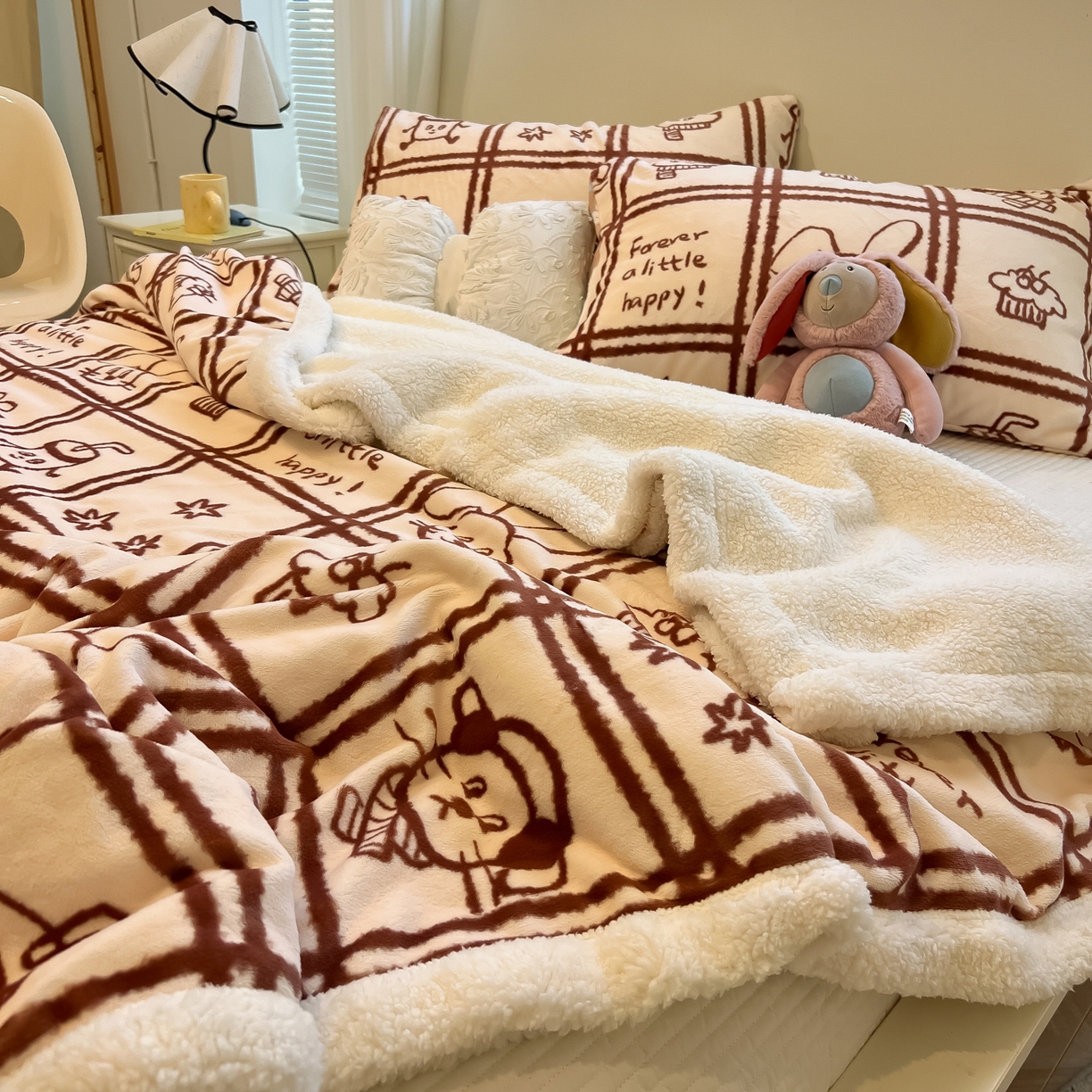 91家纺网 家纺一手货源 找家纺 盼季家纺 2025新款日韩奶油风羊羔绒+牛奶绒可爱卡通毛毯沙发毯盖毯 羊羔绒毛毯-咖咖乐园