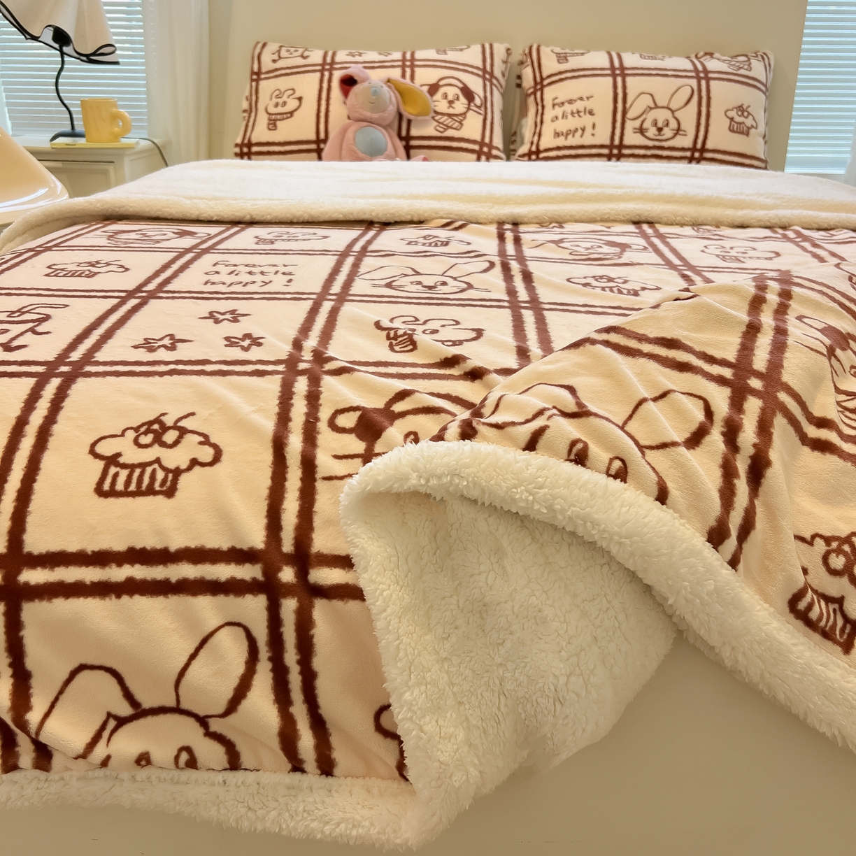 91家纺网 家纺一手货源 找家纺 盼季家纺 2025新款日韩奶油风羊羔绒+牛奶绒可爱卡通毛毯沙发毯盖毯 羊羔绒毛毯-咖咖乐园
