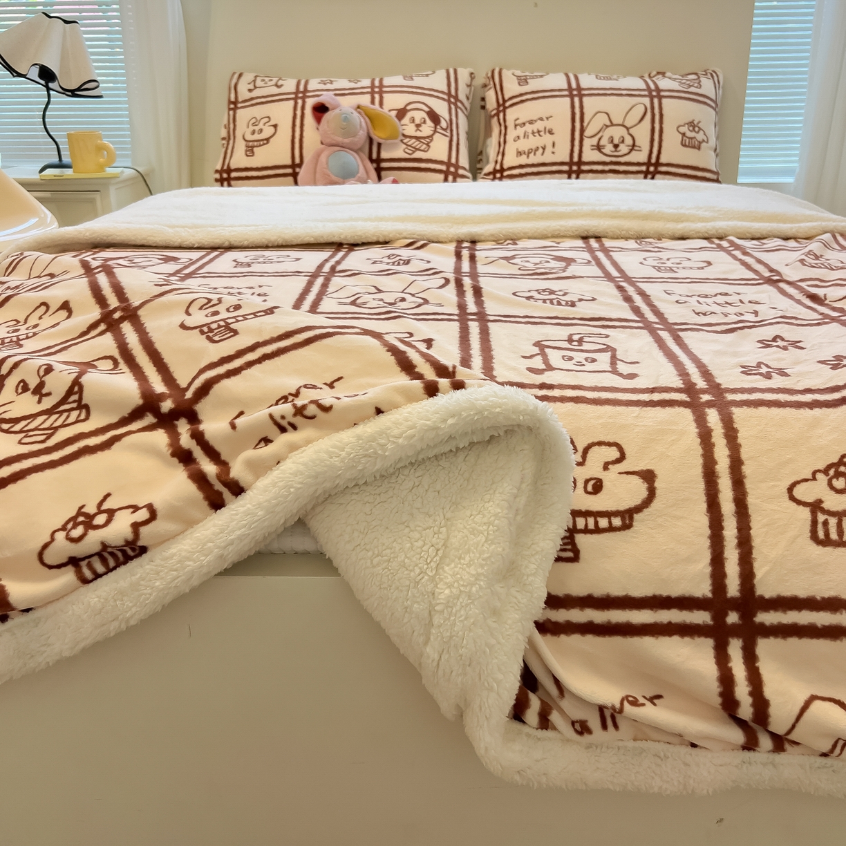 91家纺网 家纺一手货源 找家纺 盼季家纺 2025新款日韩奶油风羊羔绒+牛奶绒可爱卡通毛毯沙发毯盖毯 羊羔绒毛毯-咖咖乐园