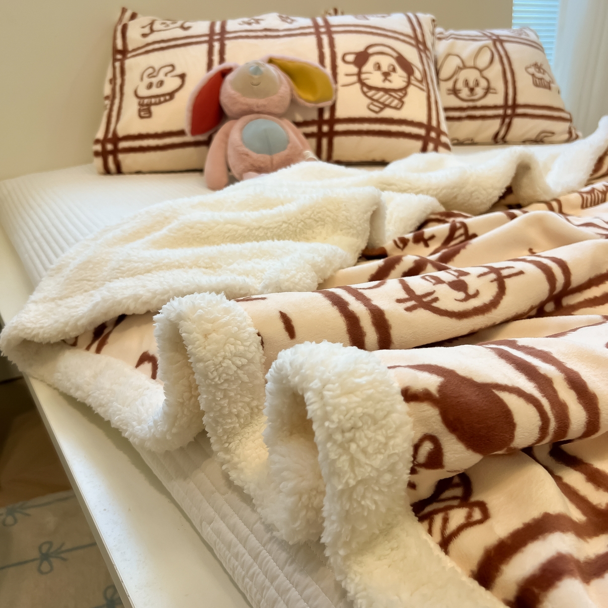 91家纺网 家纺一手货源 找家纺 盼季家纺 2025新款日韩奶油风羊羔绒+牛奶绒可爱卡通毛毯沙发毯盖毯 羊羔绒毛毯-咖咖乐园