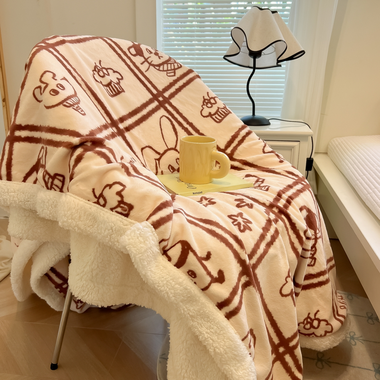 91家纺网 家纺一手货源 找家纺 盼季家纺 2025新款日韩奶油风羊羔绒+牛奶绒可爱卡通毛毯沙发毯盖毯 羊羔绒毛毯-咖咖乐园