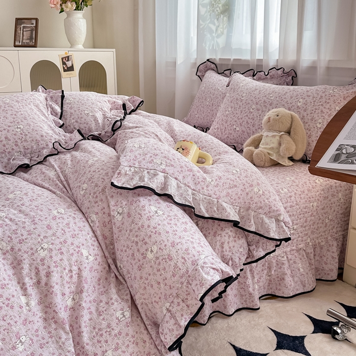 91家纺网 家纺一手货源 找家纺 梦可莱家居 2025秋冬新款法式小黑边木棉云感皱皱纱四件套床盖款 小黑边-可爱兔