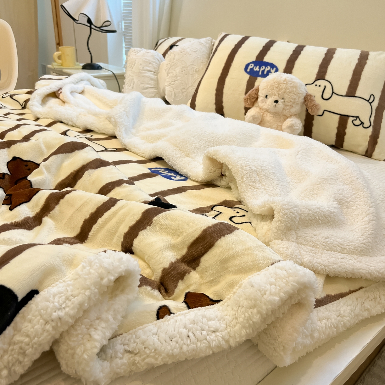 91家纺网 家纺一手货源 找家纺 盼季家纺 2025新款日韩奶油风羊羔绒+牛奶绒可爱卡通毛毯沙发毯盖毯 羊羔绒毛毯-咖条汪汪